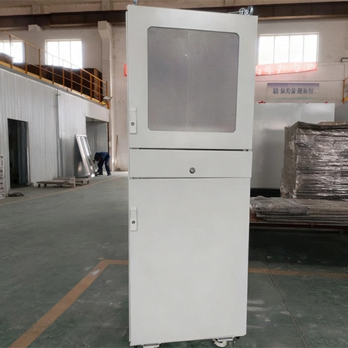 كابينة سيرفرات وشبكات مثبتة على الأرض 