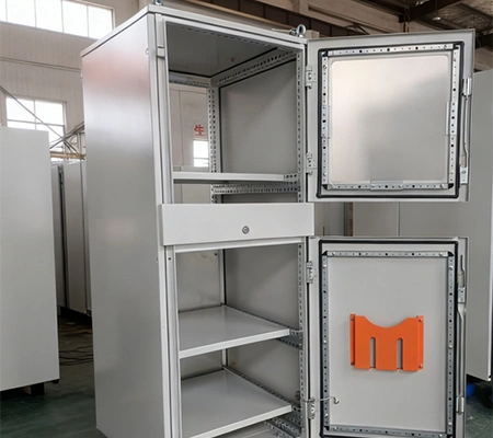 كابينة سيرفرات وشبكات مثبتة على الأرض 