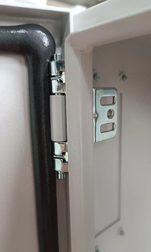 كابينة سيرفرات وشبكات مثبتة على الأرض 