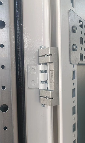 كابينة سيرفرات وشبكات مثبتة على الأرض 