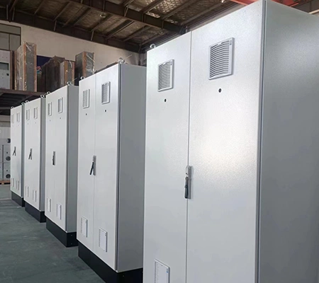 كابينة سيرفرات وشبكات مثبتة على الأرض