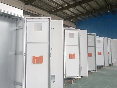 كابينات خوادم الشبكات ووحدات التحكم والتشغيل، قائمة على الأرض