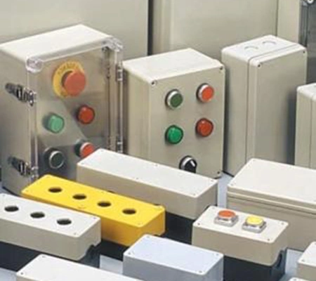 صندوق اللوحات الكهربائية من البلاستيك (ABS / PC)